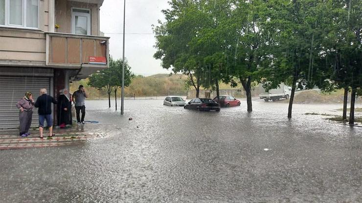 İstanbulda yağış sonrası yollar göle döndü
