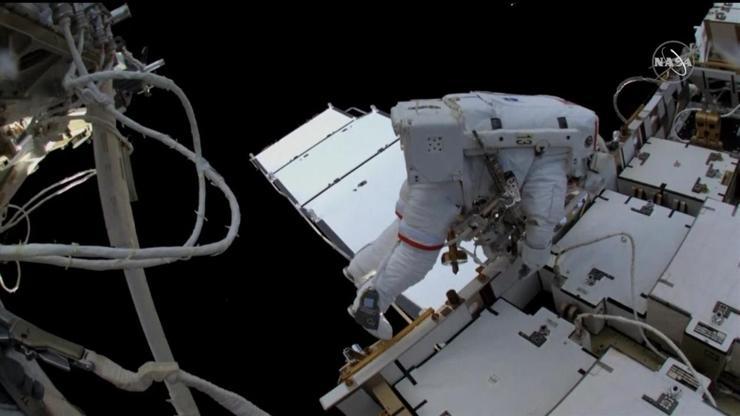 Astronotların 6 saatlik uzay yürüyüşü