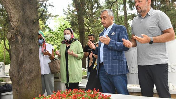 Kemal Sunal ölüm yıl dönümünde mezarı başında yapılan törenle anıldı