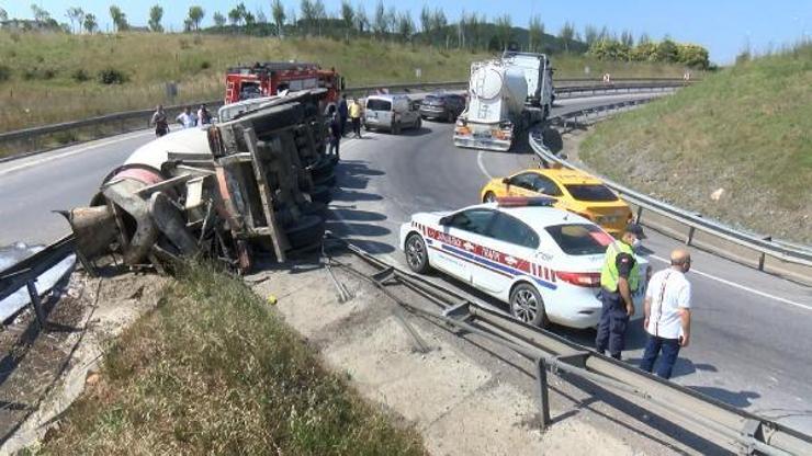 Tuzlada virajı alamayan beton mikseri devrildi