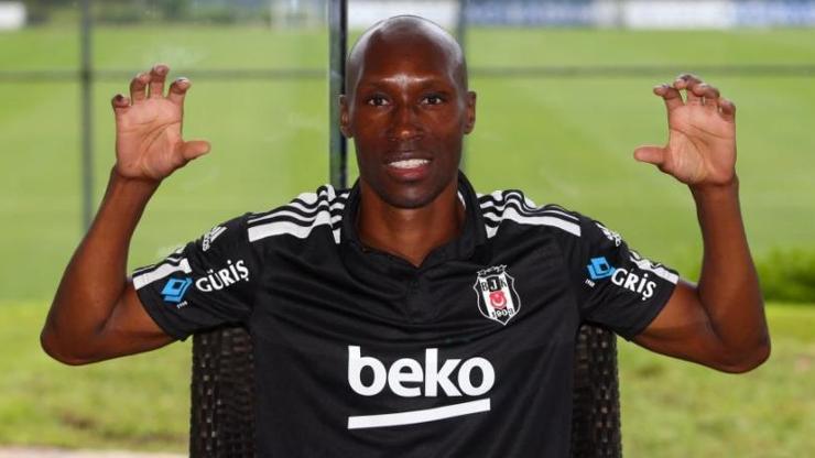Beşiktaşta 4 futbolcu imzayı attı