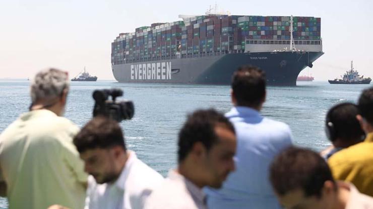 Süveyş Kanalını 6 gün boyunca tıkayan Ever Given gemisi yaklaşık 3,5 ay sonra Mısır’dan ayrılıyor
