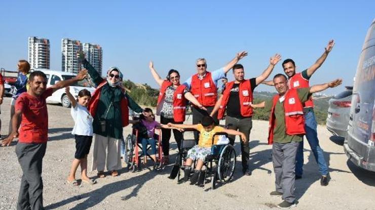Türk Kızılayı, engelli çocuklara paraşüt keyfi yaşattı