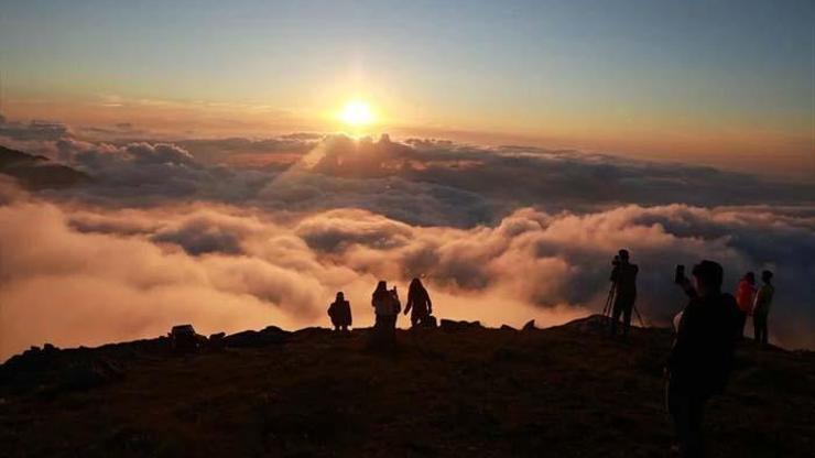 Kaçkar Dağlarının zirvesinde bulut denizinin üzerindeki günbatımı ziyaretçileri hayran bırakıyor