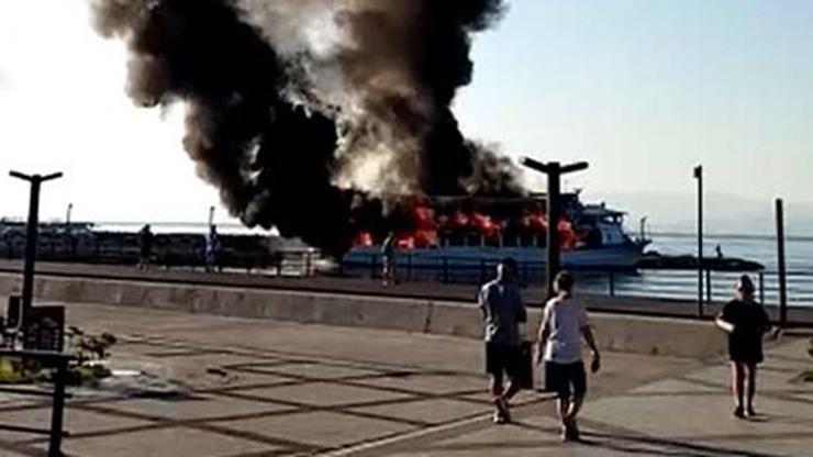 Altınolukta tur teknesi alev alev yandı