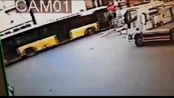 Polisten kaçan şüphelilerin aracıyla İETT otobüsü çarpıştı