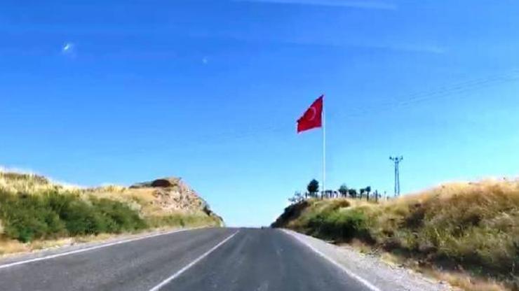 Samsatın girişine dev Türk bayrağı