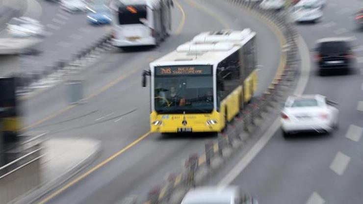 Haramiderede metrobüs, yola atlayan yayaya çarptı