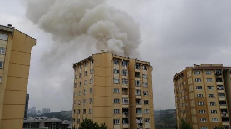 Başakşehirde apartmanın çatısında yangın