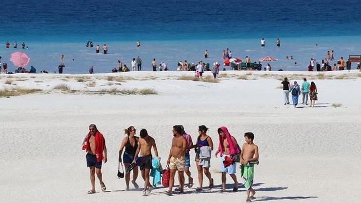 Salda Gölüne tatilciler bayram arifesinde ilgi gösterdi
