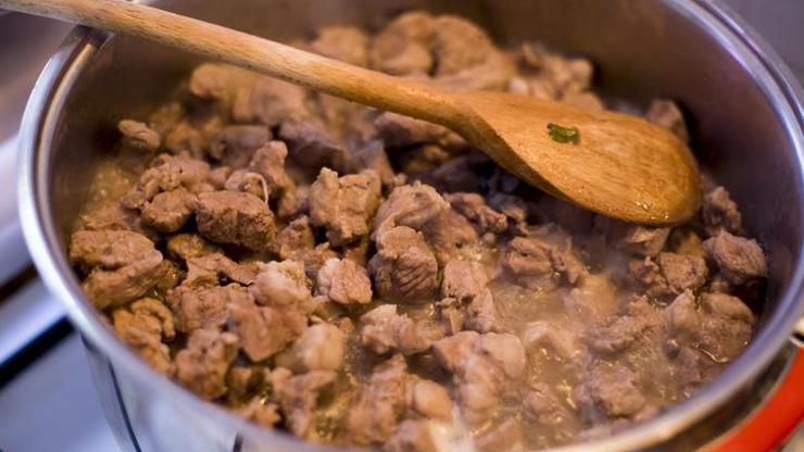 Pratik Dana kavurma nasıl yapılır Kolay et kavurma tarifi… Kurban eti nasıl pişirilir