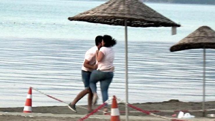 Kadın ile erkeğin plajdaki tekme- tokat kavgası kamerada