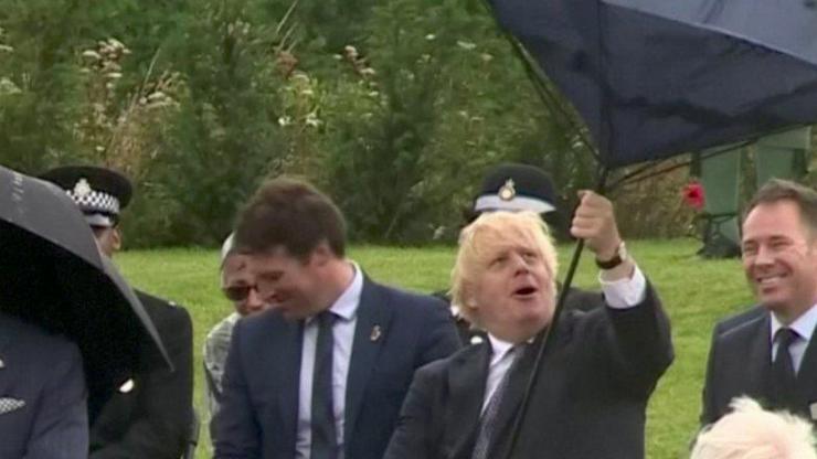 Johnsonın şemsiyeyle mücadelesi