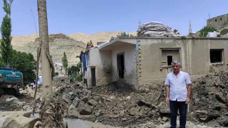 14 kişilik aile, selde yıkılan evin damına çıkarak kurtulmuş