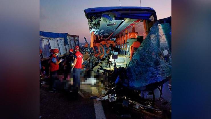 Manisada TIR otobüse çarptı: 6 ölü, 42 yaralı
