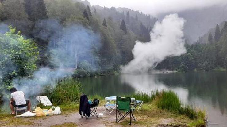 Karagöl Milli Parkında piknikçiler mangal, gelin ve damat meşale yaktı