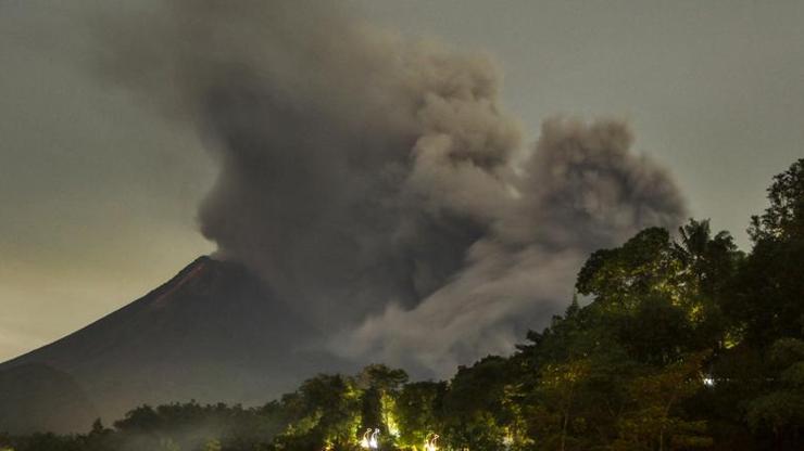 Endonezyadaki Merapi Yanardağında volkanik hareketlilik