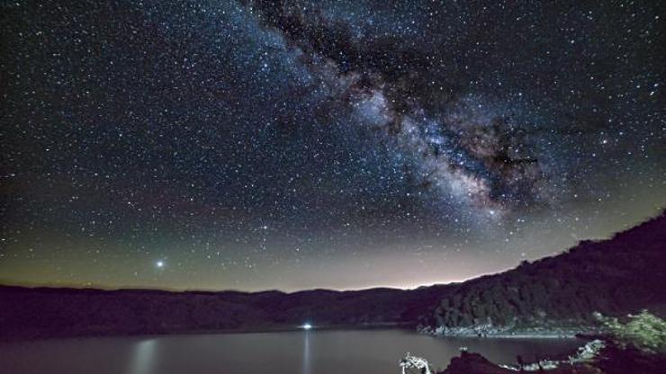 Gece yıldızlar altındaki Nemrut Krater Gölünü görüntüledi