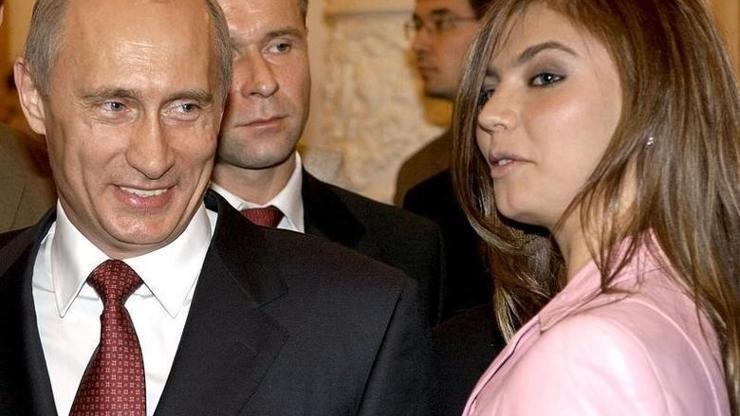Putinin sevgilisi olduğu iddia ediliyordu: 2,5 yıl sonra göründü, yüzüğüyle dikkat çekti