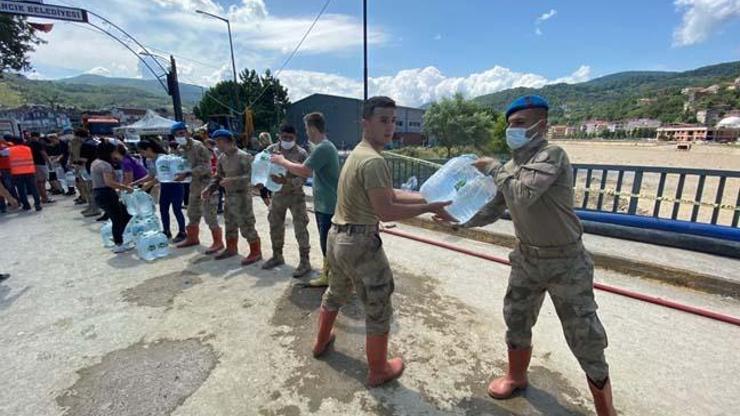 Ayancık Köprüsünde yardım için insan zinciri oluşturuldu