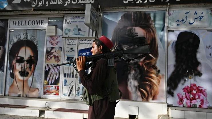 Afganistanda Taliban sonrası hayat: Güzellik salonundaki kadın fotoğrafları sprey boya ile kapatıldı