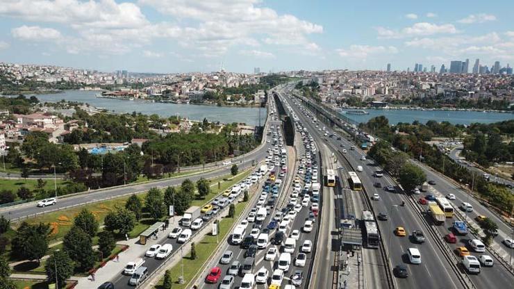İstanbulda trafiği kilitleyen kaza: Otomobili bırakıp kaçtılar