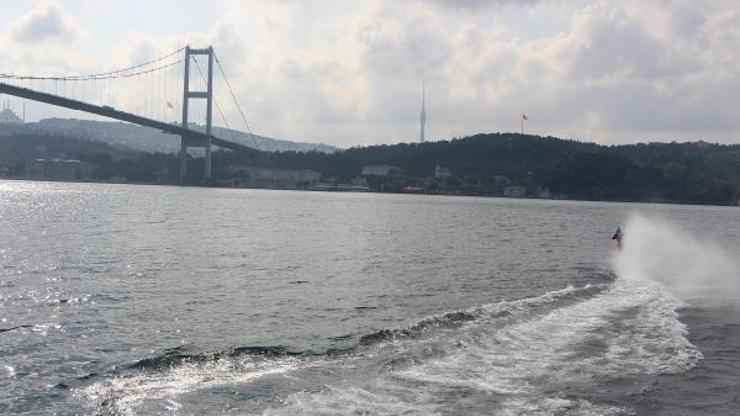 İstanbul Boğaz’ında ilk; Motokros efsanesi Boğazı su üstünde geçti