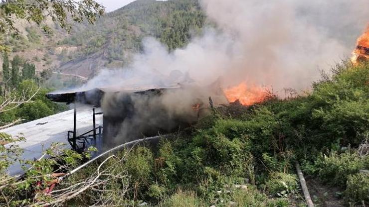 Mahallede korkutan yangın; 6 ev alevlere teslim