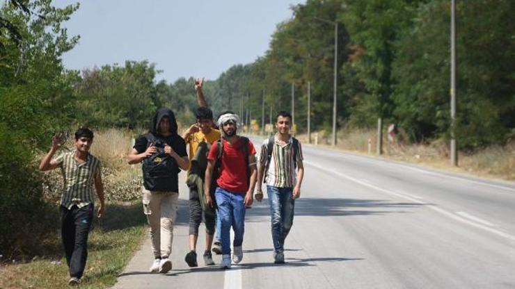 Afganistanlı göçmenler, Yunanistan sınır kapılarını açtı söylentisi üzerine Edirneye akın etti