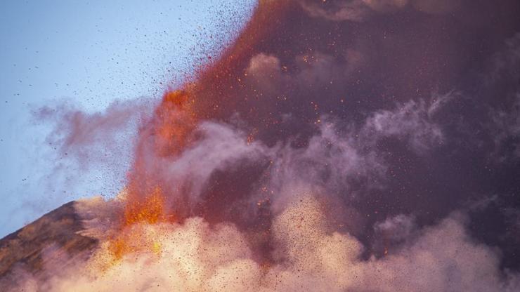 İtalyadaki Etna Yanardağı yeniden lav ve kül püskürttü