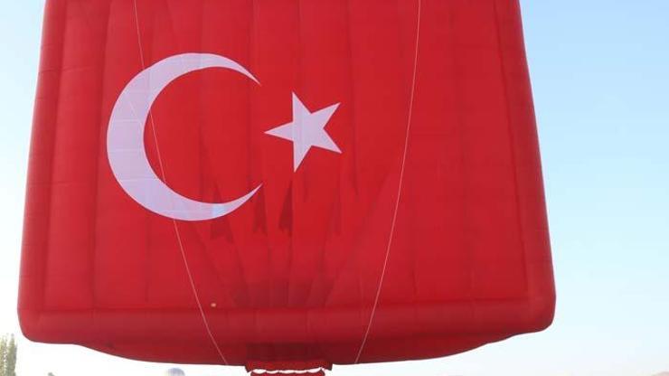 Kapadokyada sıcak hava balonları Atatürk posteri ve bayrakla havalandı