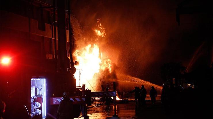 Kolonya imalathanesindeki yangın 8 saatte söndürüldü