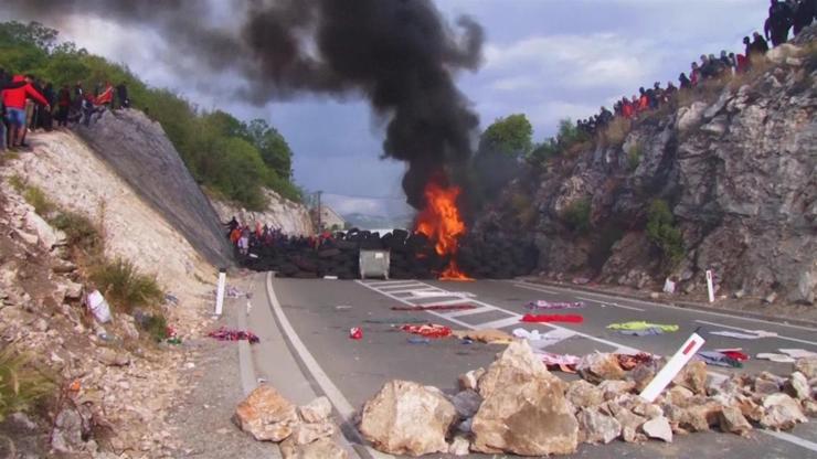 Karadağda yollar lastik ve konteynerle kapatıldı