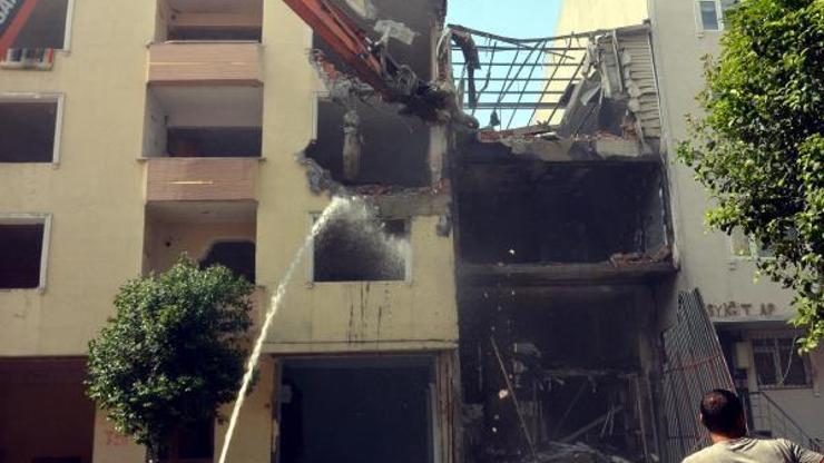 Avcılardaki patlamada büyük hasar gören iki bina 30 gün sonra yıktırıldı