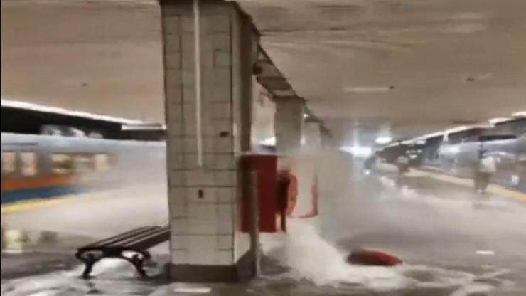 Su alırken vana kırıldı Metro istasyonu sular altında kaldı
