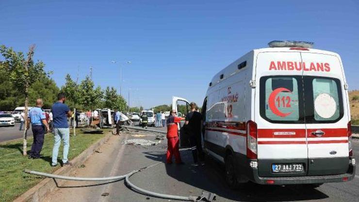 Gaziantepte direğe çarpan otomobil ikiye ayrıldı: 2 ölü, 2 yaralı