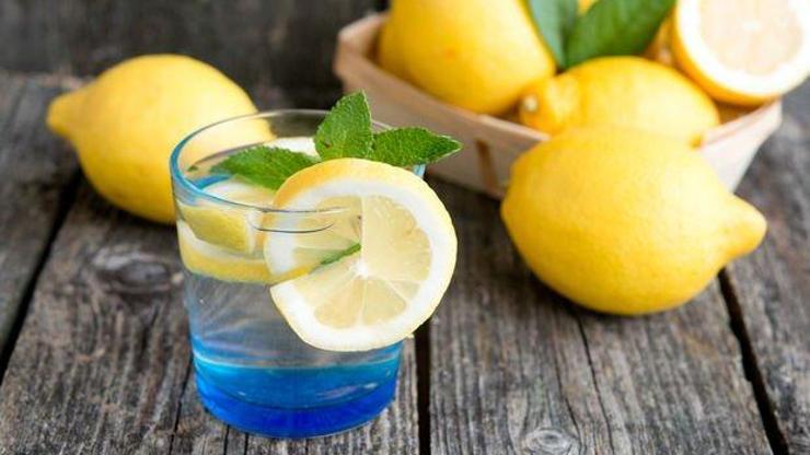 Sabahları limonlu su içmenin faydaları saymakla bitmiyor
