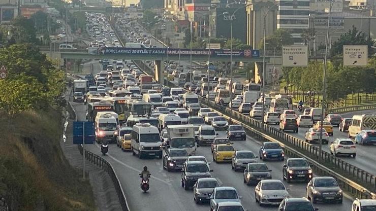 İstanbulda haftanın ilk gününde trafik yoğunluğu