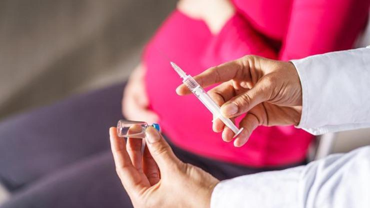 Aşısız gebelerde ölümler üç kat arttı; negatif bebekler ise aşısız aile üyelerinden koronavirüs kaptı