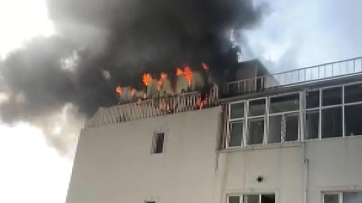 Başakşehirde işyerinin çatısında yangın