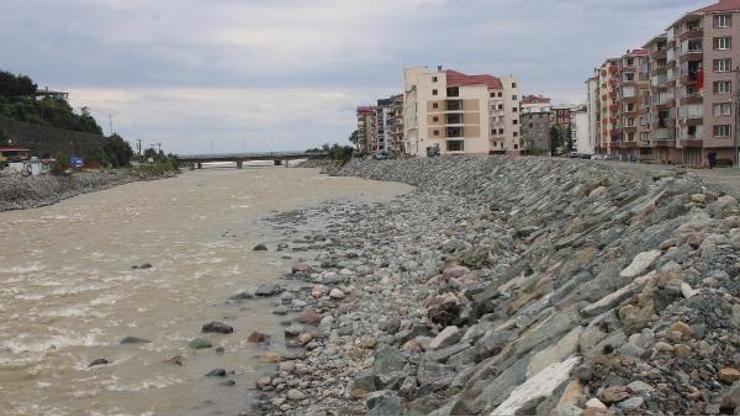 Arhavide selin izleri 2 ayda silindi, taşkın riski önlendi