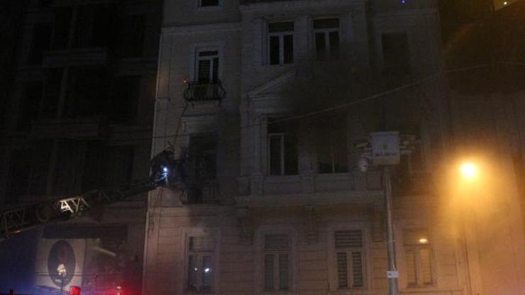 Emre Kınay Oyunculuk Akademisinin bulunduğu binada kokutan yangın