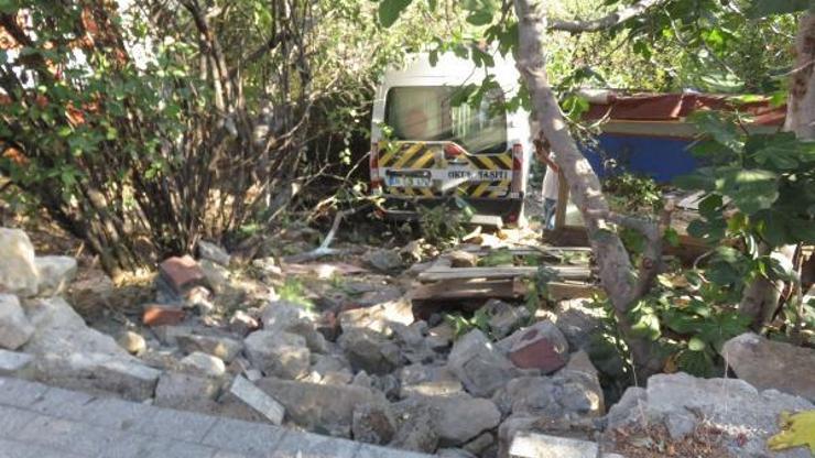 Üsküdarda okul servisi bir evin bahçesine girdi: 1 yaralı