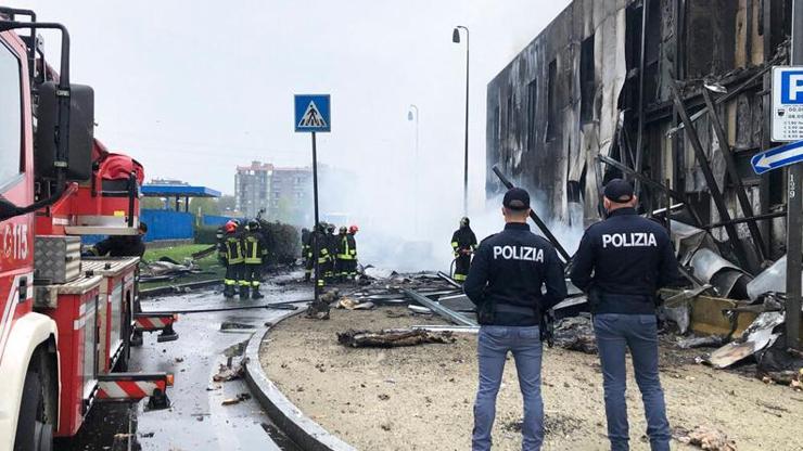 İtalyada düşen küçük uçakta 8 kişi hayatını kaybetti