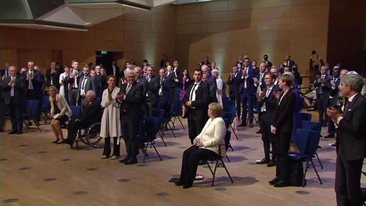 Merkel dakikalarca ayakta alkışlandı