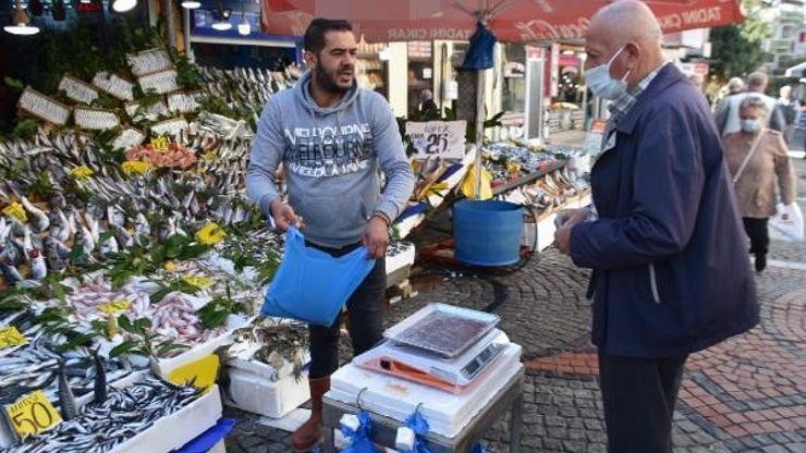 Edirne’ye gelen Yunan ve Bulgarlardan tezgahlardaki balıklara yoğun ilgi