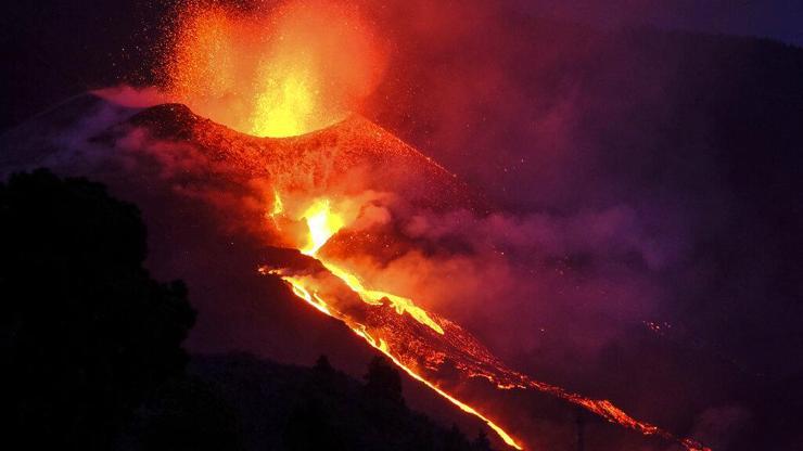 Cumbre Vieja Yanardağının lavları nedeniyle La Palma Adasında 800 kişi daha tahliye edildi