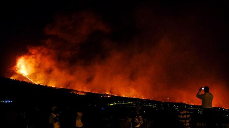 La Palma Adasındaki volkandan çıkan lavlar son 24 saatte 90 evi daha yakıp geçti