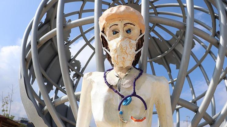 Sağlıkçılara ithafen yapılan heykeller tepki çekti