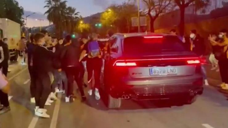 Barcelona taraftarı Ronald Koemanın arabasına saldırdı